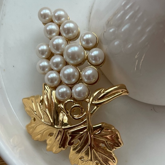 signed Givenchy brooch pearl and gold - Picture 1 of 3
